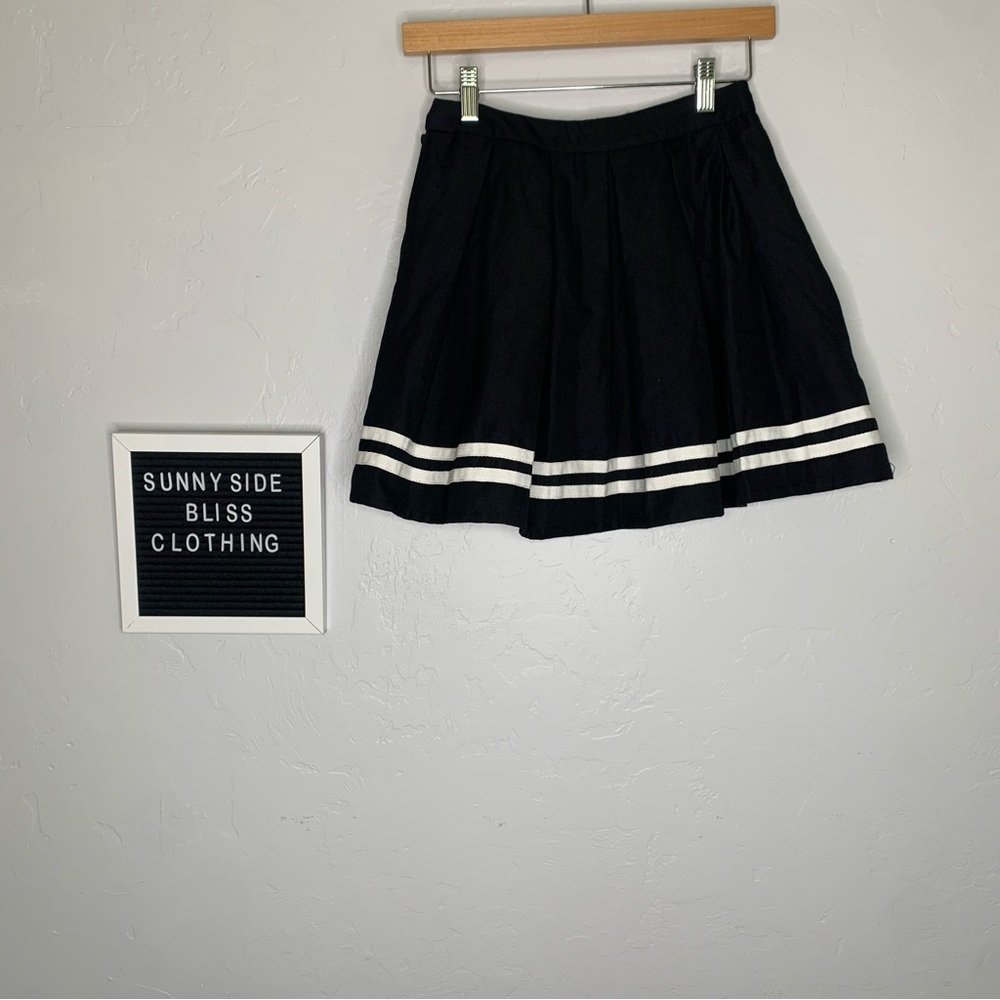 Hot Topic Black Pleated Tennis Skirt w/ White Trim XS *NWTS* Juniors Style